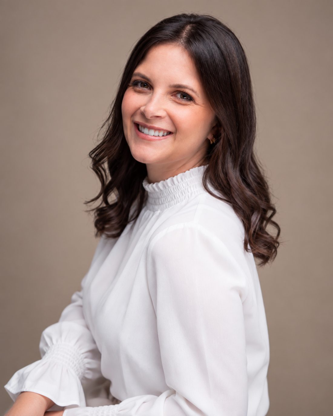 Helena Santos de perfil, sorrindo para a câmera